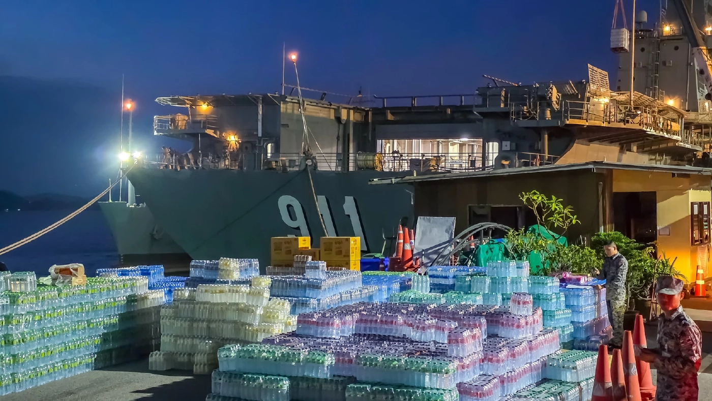 ร.ล.จักรีนฤเบศร ทอดสมอ "หาดสมิหลา" เช้านี้ เร่งช่วยเหลือผู้ประสบภัย
