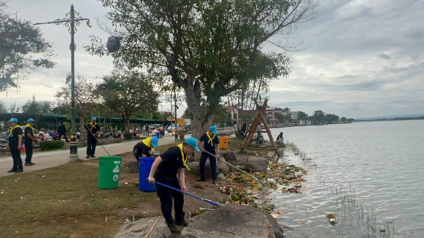 จิตอาสา มหาวิทยาลัยพะเยา-ตำรวจ ช่วยกันเก็บขยะหลังเทศกาลลอยกระทง