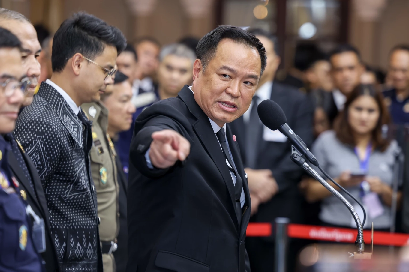 นายกฯ ฉุน! ถูกจี้ปมสแกมเมอร์ ถามกลับปลด "ธรรมนัส" เกี่ยวอะไร