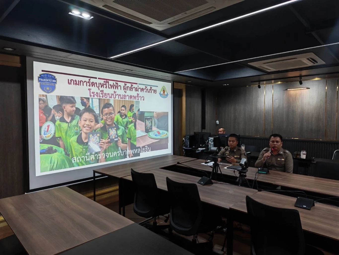 "รองจ๋อ" คัดเลือกโรงเรียนดีเด่น  "บุหรี่ไฟฟ้าคือภัย สวมหมวกนิรภัยคือทางรอด"