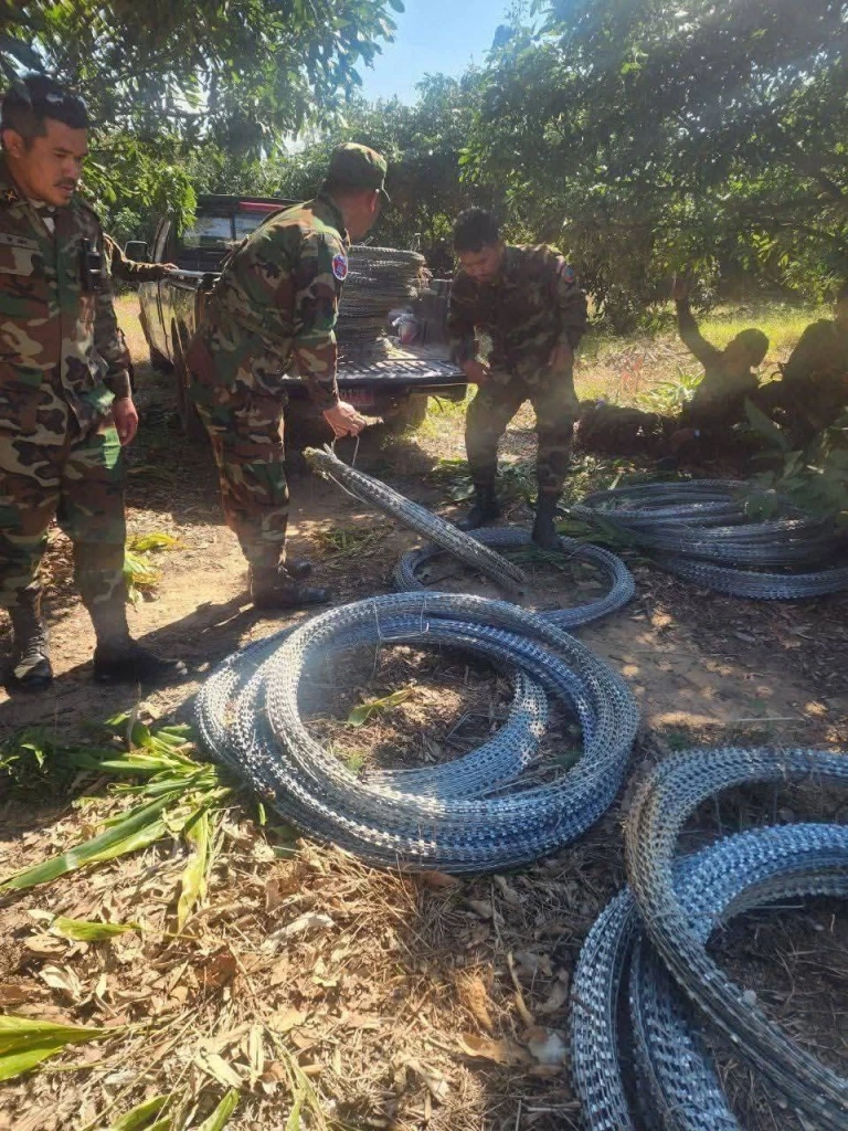 แฉ "ทหารกัมพูชา" ขโมย "ลวดหนามไทย" ออกจากพื้นที่ชายแดน บริเวณช่องระยี–ช่องเปรอ