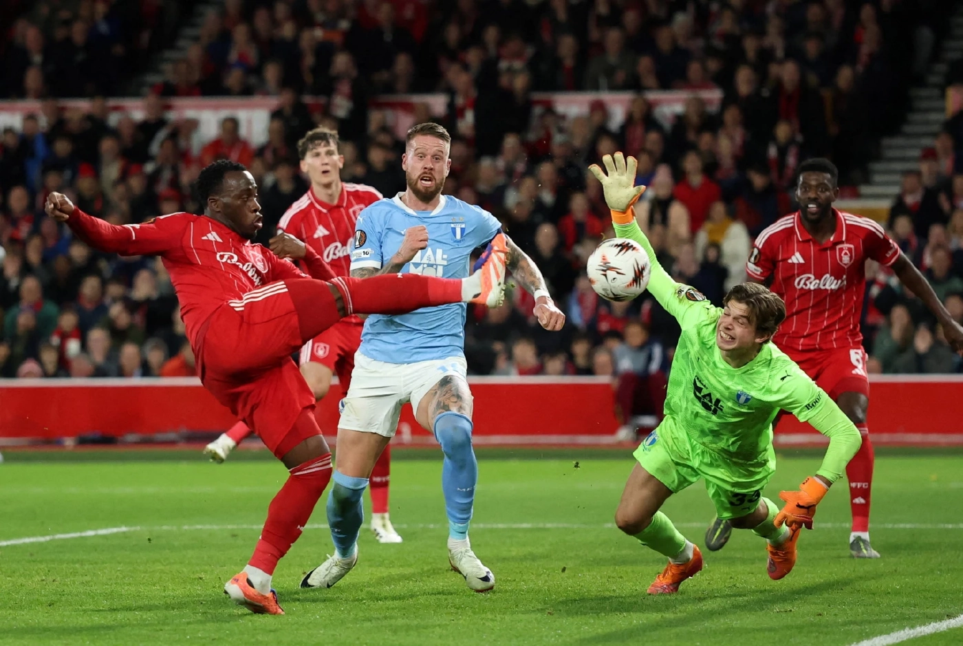 "มาเลน" ยิงเบิ้ล! แอสตัน วิลล่า ชนะยังบอยส์ 2-1 เกมหยุดวุ่นแฟนปาของ