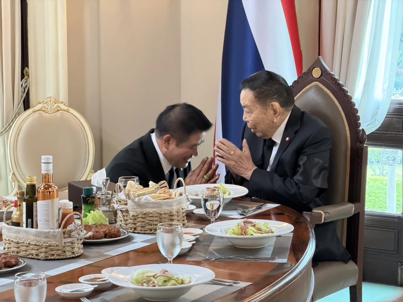 "พ่อนายกฯ" เข้าทำเนียบฯ คาดร่วมทานอาหารกลางวันกับ "ลูกชาย"