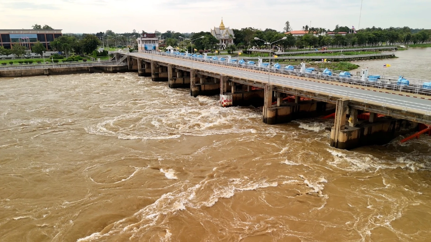 ชัยนาท อ่วม! คันดินริมเจ้าพระยาแตก น้ำทะลักท่วมบ้านเรือน ปชช.กว่า 400 หลัง