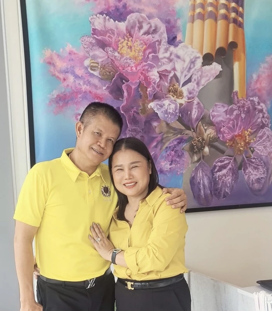 จุรีพร และผู้การผุย หอบลูกชาย สวมเสื้อน้ำเงินสมัคร สส.ร้อยเอ็ด