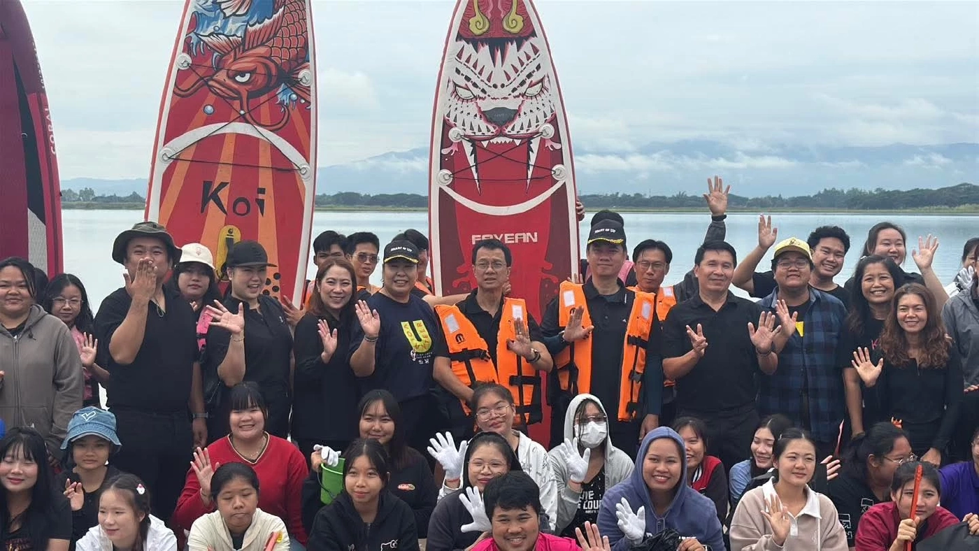 จิตอาสา มหาวิทยาลัยพะเยา-ตำรวจ ช่วยกันเก็บขยะหลังเทศกาลลอยกระทง