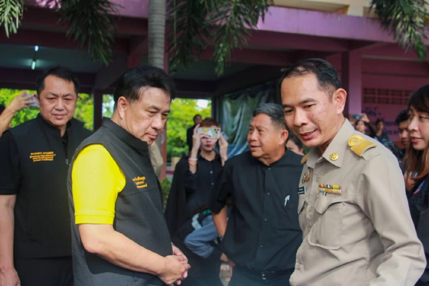 "รมช.เกษตร" ห่วงผู้ประสบอุทกภัยอ่างทอง ยืนยันรัฐไม่ทอดทิ้ง (มีคลิป)