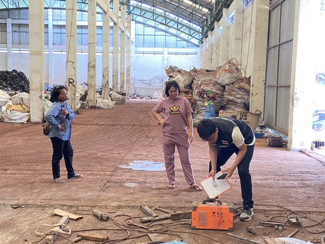 “ธนกร” สั่งทลายโรงงานซุกกากพิษกลางชุมชน งานนี้เจอโทษหนัก