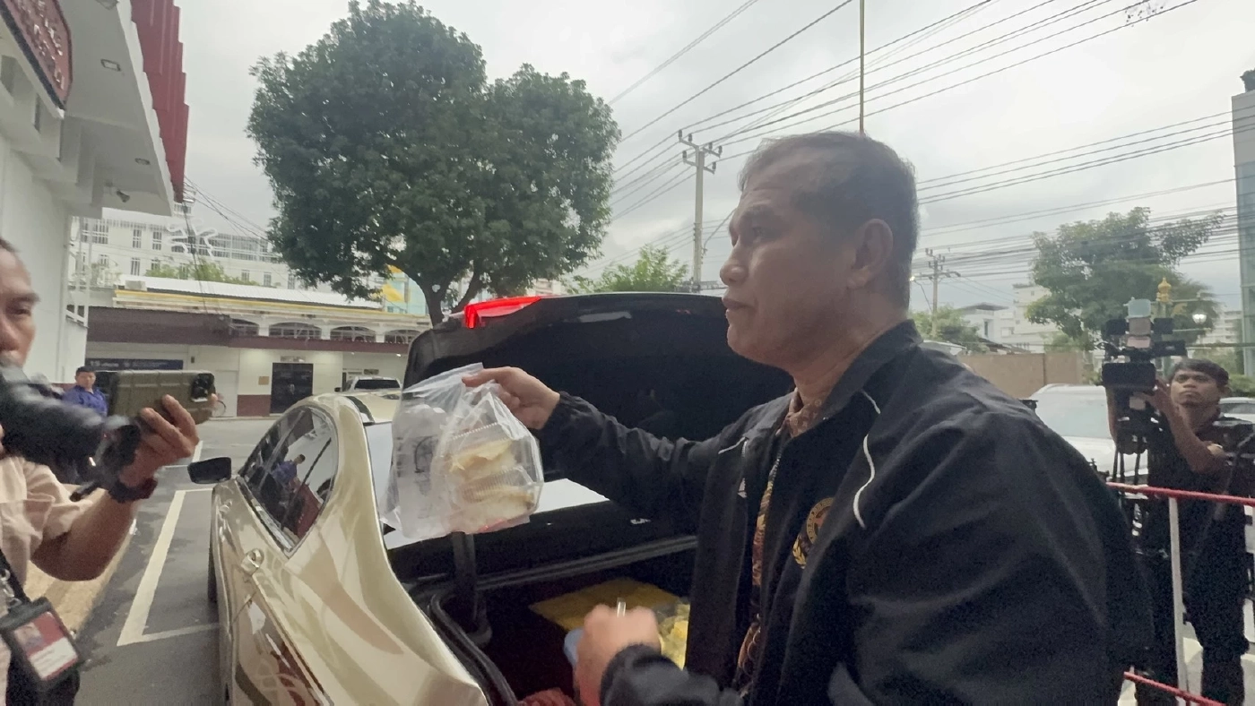 "บังมัด" ฝากเพื่อนเอา "กะเพราหมูสับ ไข่ดาว 2 กล่อง" มาให้ "สันธนะ" บอก "กลัวไม่มีข้าวกิน" (มีคลิป)