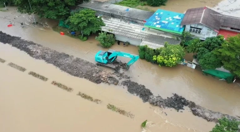 รพ.ป่าโมก เร่งทำพนังป้องมวลน้ำทะลัก เผยอ่วมสุดในรอบ 40 ปี