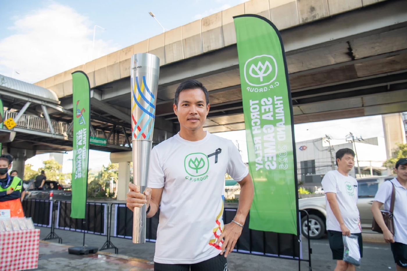 CP ร่วมอัญเชิญไฟพระฤกษ์ซีเกมส์/พาราเกมส์ 2025 นำวิ่งโดยบัวขาว บัญชาเมฆ