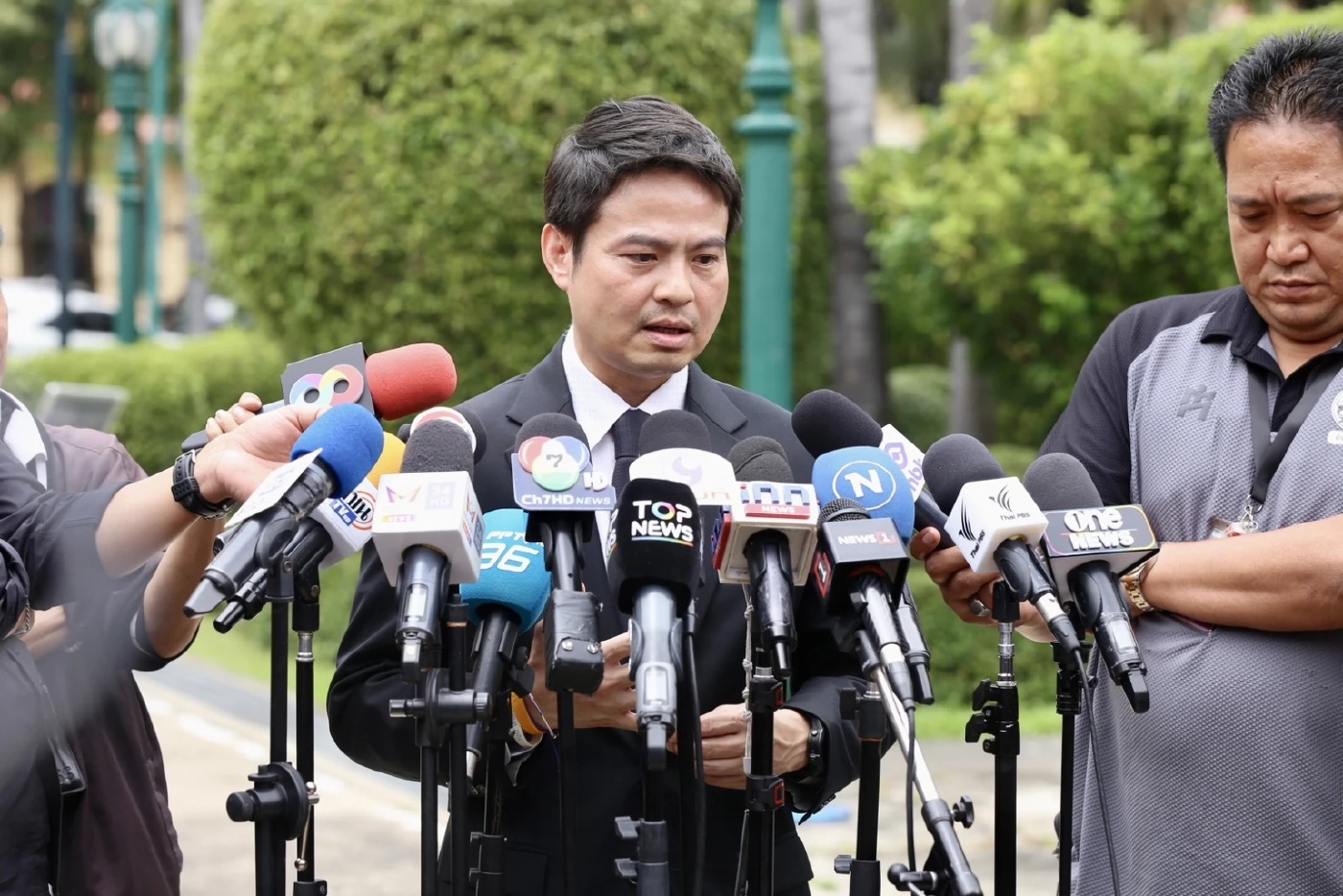 นายภราดร ปริศนานันทกุล รัฐมนตรีประจำสำนักนายกรัฐมนตรี