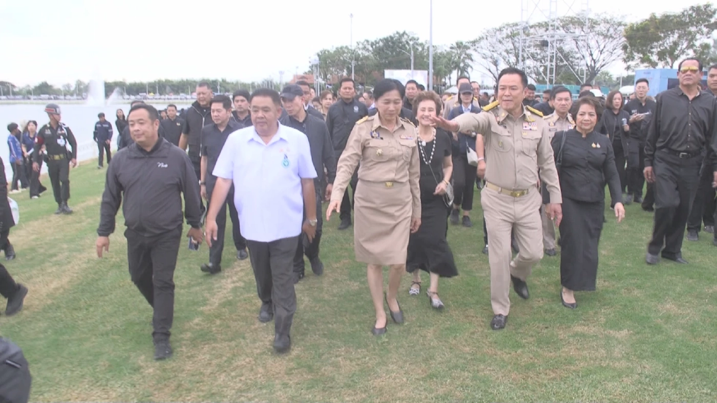 นายกฯ หัวเสียชี้หน้าการ์ด หลังเห็นจะหิ้วยายพ้นทางเดินที่พิจิตร