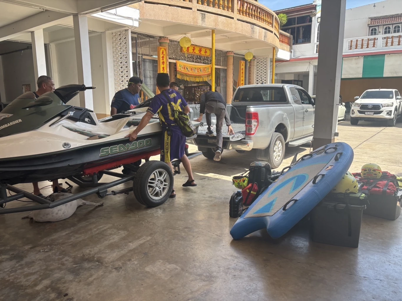 "ส.ส.กอล์ฟ เมืองกาญจน์" ระดมเรือ-เจ็ตสกี ช่วยน้ำท่วมหาดใหญ่