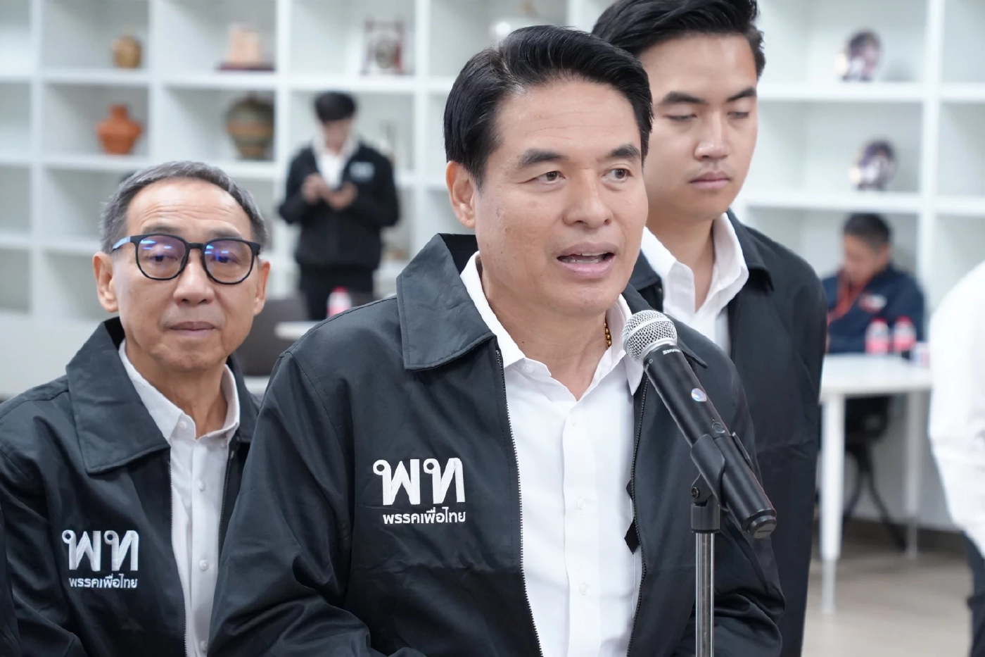 นายวราเทพ รัตนากร