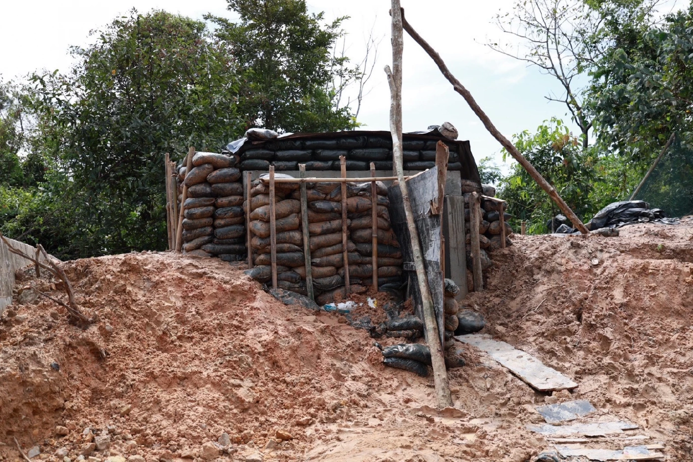 แม่ทัพ 2 เร่งสร้างหลุมหลบภัย-บังเกอร์ ปกป้องทหาร-ชาวบ้าน