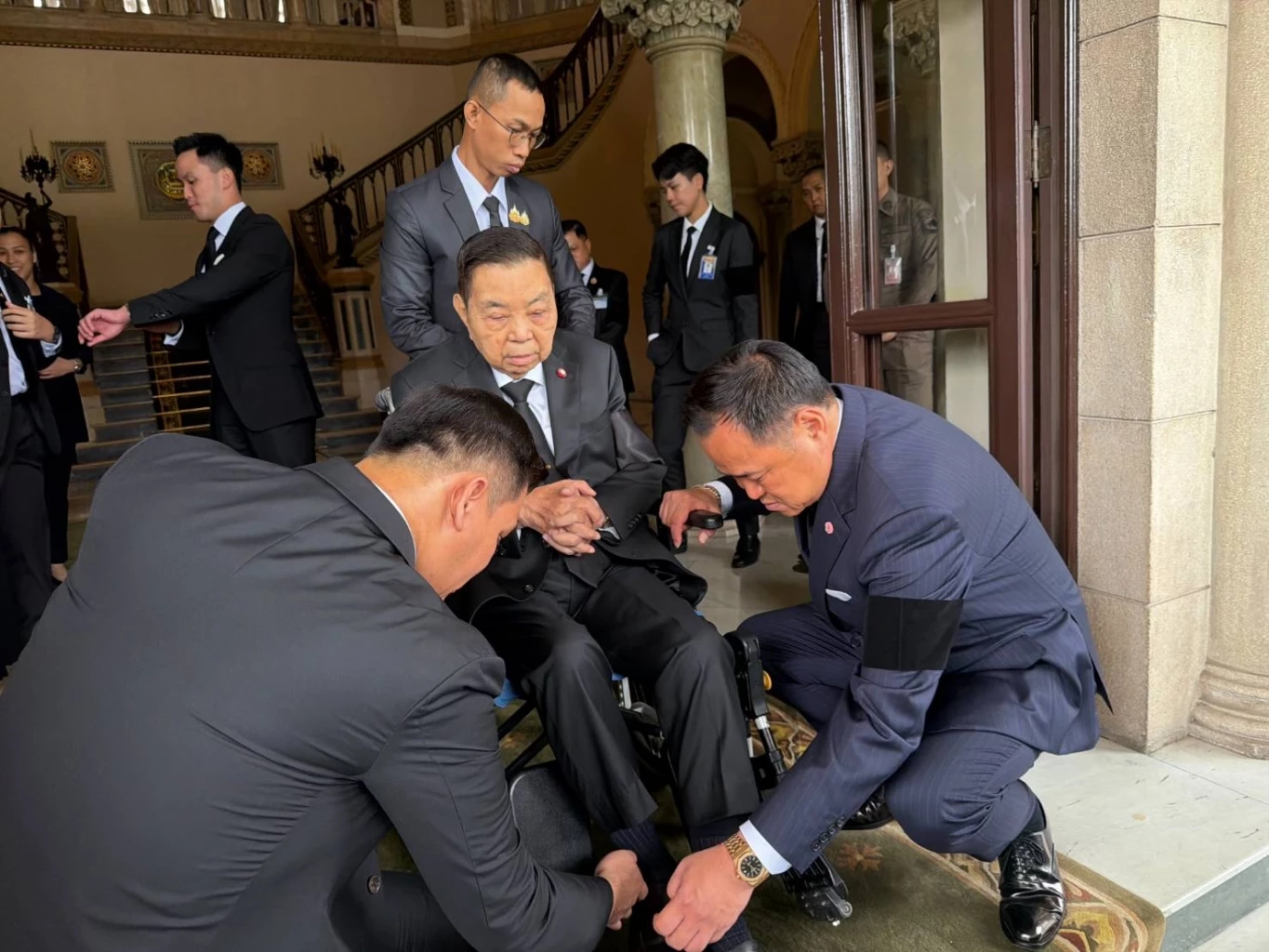 "พ่อนายกฯ" เข้าทำเนียบฯ คาดร่วมทานอาหารกลางวันกับ "ลูกชาย"