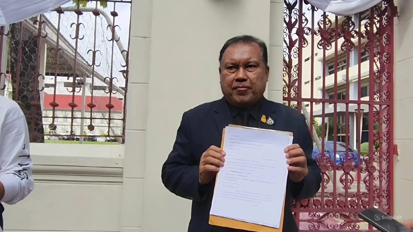 "สนธิญา" ยื่นหนังสือถึง "ผบ.ทบ." ค้านคืน 18 เชลยศึกกัมพูชา วอน "แม่ทัพกุ้ง" เปิดชื่อ "คนโทรสั่งให้หยุดรบ"