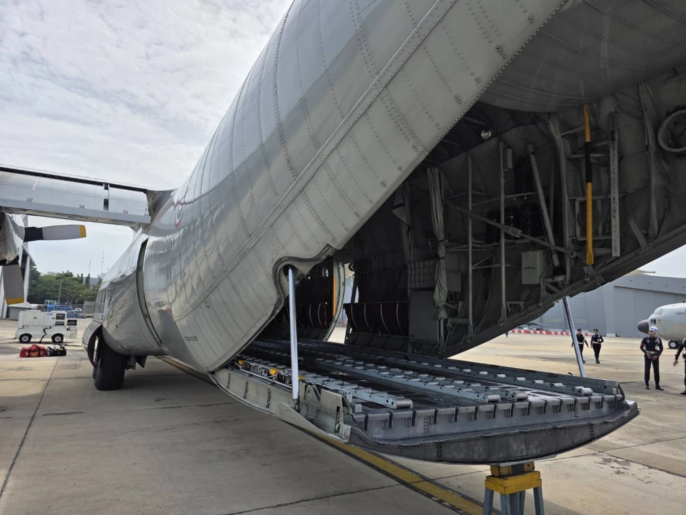 ผบ.ทอ. รับมอบ "อาหาร-สิ่งของอุปโภคบริโภค" จาก "มูลนิธิอาสาเพื่อนพึ่ง (ภาฯ) ยามยาก"