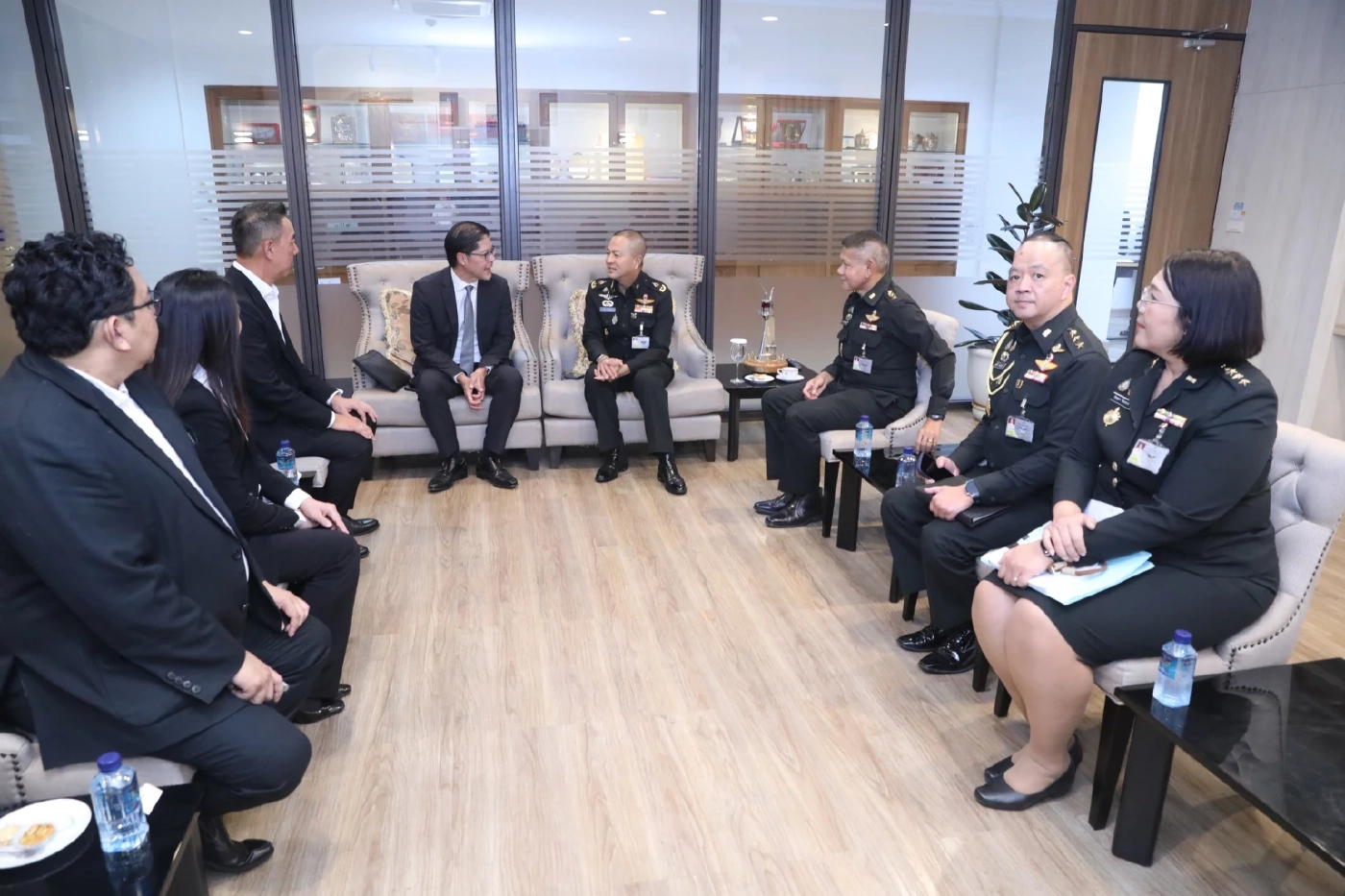 "ไทยคม" มอบคอมพิวเตอร์ 10 เครื่อง สนับสนุนภารกิจกองบัญชาการกองทัพไทย