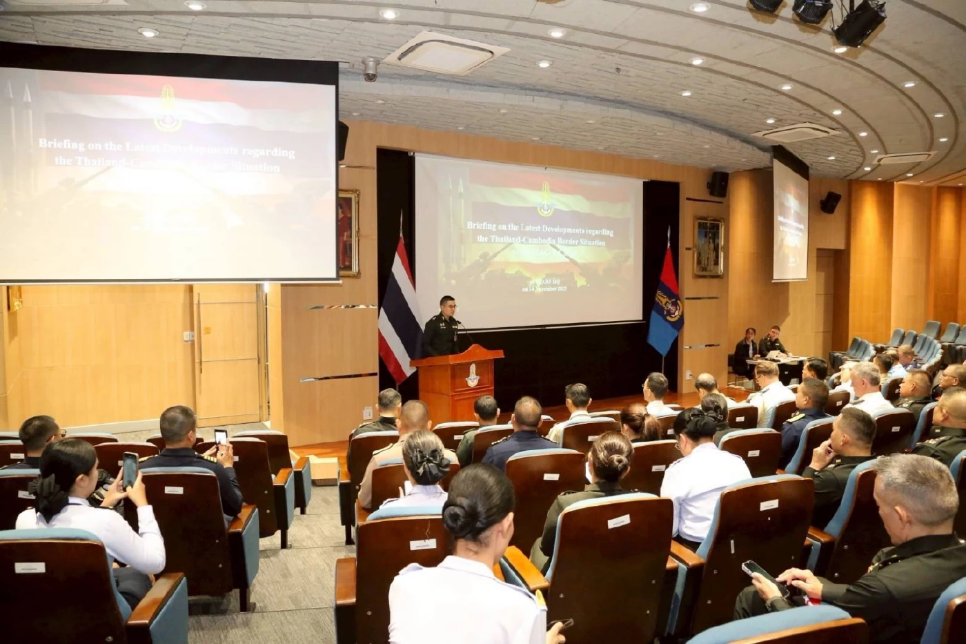 "กองทัพไทย" นำโทรศัพท์มือถือ "ทหารกัมพูชา" ที่ตรวจยึดไว้ มาแสดงให้ "คณะผู้ช่วยทูตทหารต่างประเทศดู"