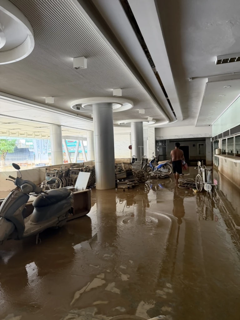 หาดใหญ่ ทยอยปล่อยกระแสไฟฟ้า ต่อสัญญาณโทรศัพท์