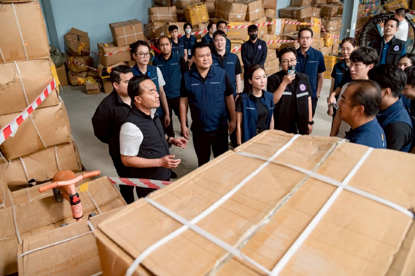 รมช.อุตสาหกรรม นำทีมทลายสินค้าเด็ก-ทารกเถื่อน สั่งล่าถึงต้นตอ