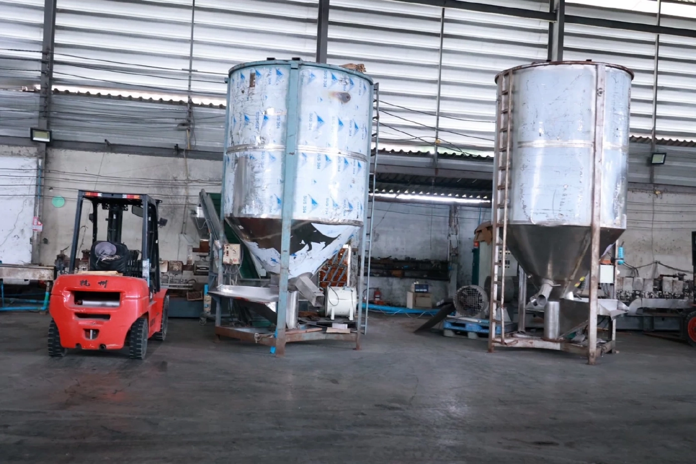 “ธนกร” ส่งทีม “เต็มเหนี่ยว” สั่งปิด 2 โรงงานเถื่อน จ.สมุทรปราการ