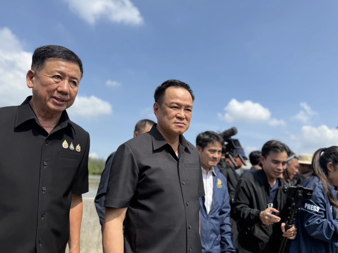 นายกฯ เยี่ยมชาวอ่างทองน้ำท่วม ขอชาวบ้านด่าระบายทุกข์ได้เลย