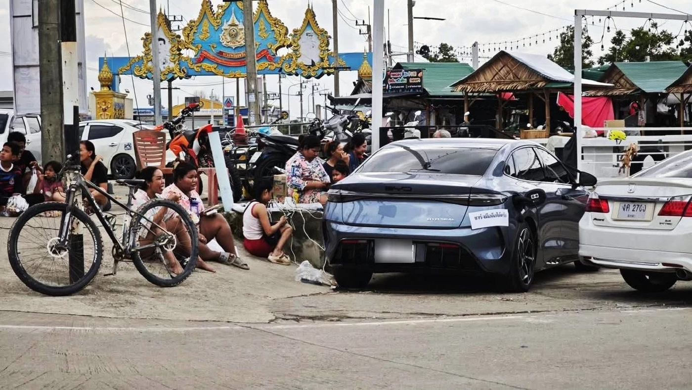 แห่ชื่นชม! หนุ่มหาดใหญ่ จอดรถ EV ต่อไฟให้ชาวบ้าน ชาร์จมือถือฟรี หลังน้ำลด