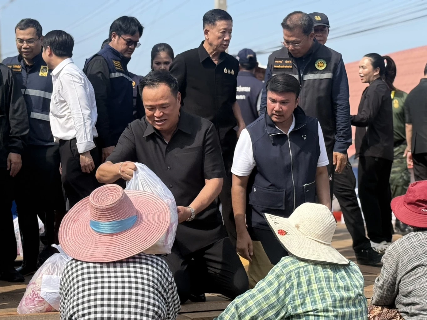 นายกฯ เยี่ยมชาวอ่างทองน้ำท่วม ขอชาวบ้านด่าระบายทุกข์ได้เลย