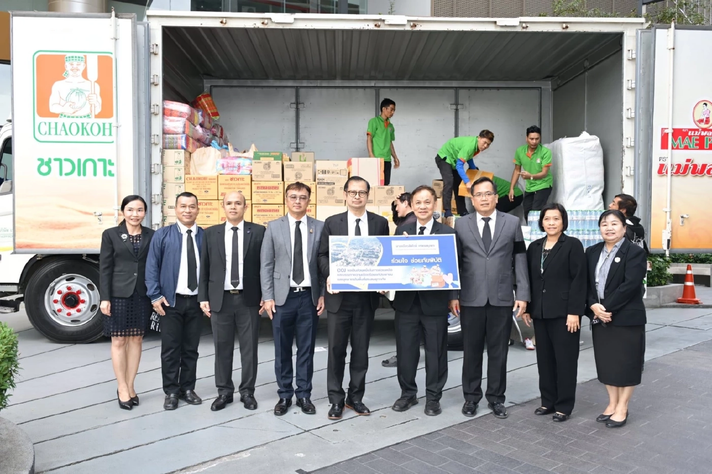 ปธ.ศาลฎีกาปล่อยคาราวาน ขนเสบียงส่งช่วยประชาชนประสบภัยน้ำท่วม