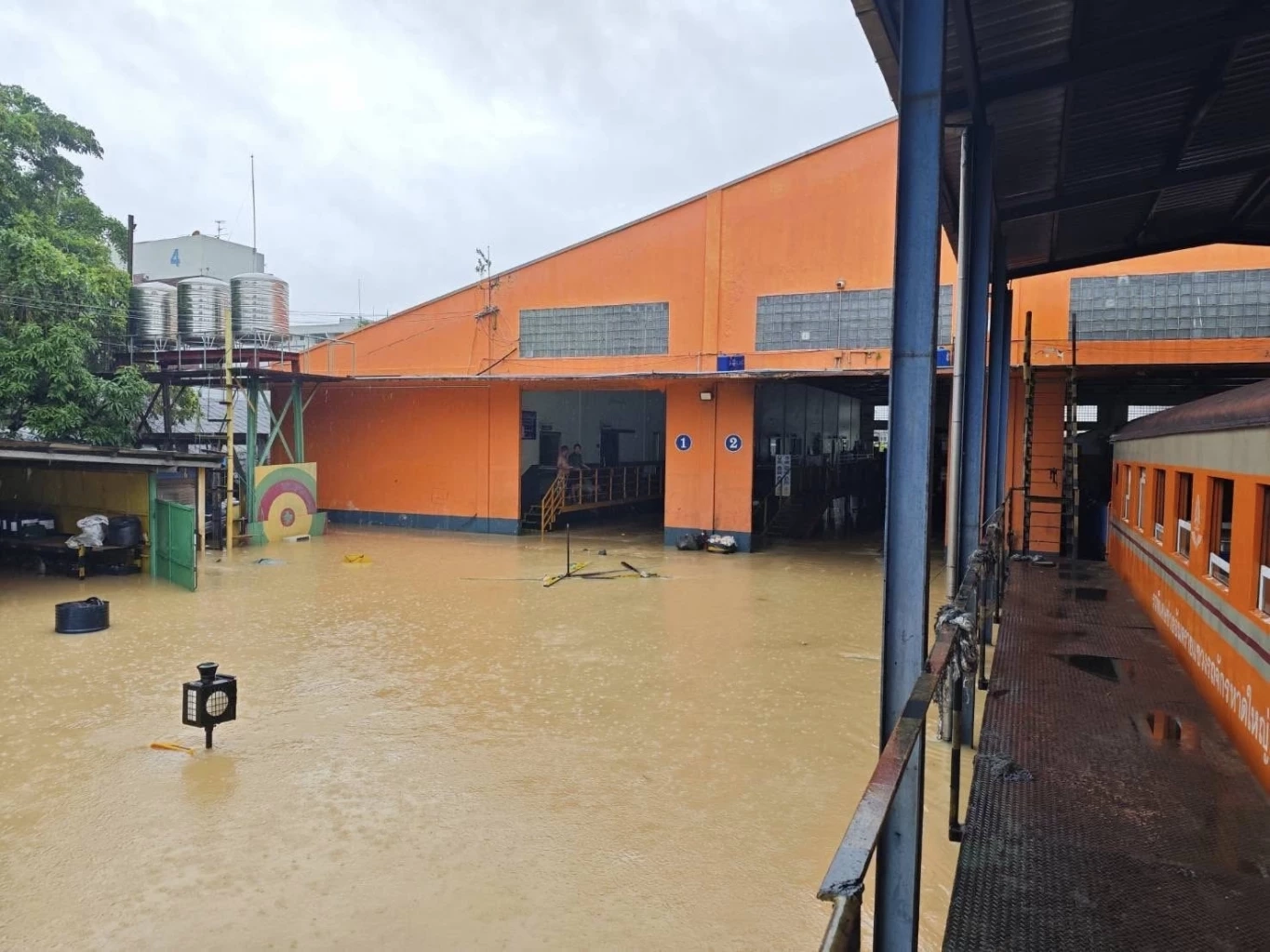 "การรถไฟฯ" ปรับเปลี่ยนสถานีต้นทาง –ปลายทาง  8 ขบวน และงดเดินอีก 22 ขบวน หลังน้ำท่วมทางรถไฟสายใต้