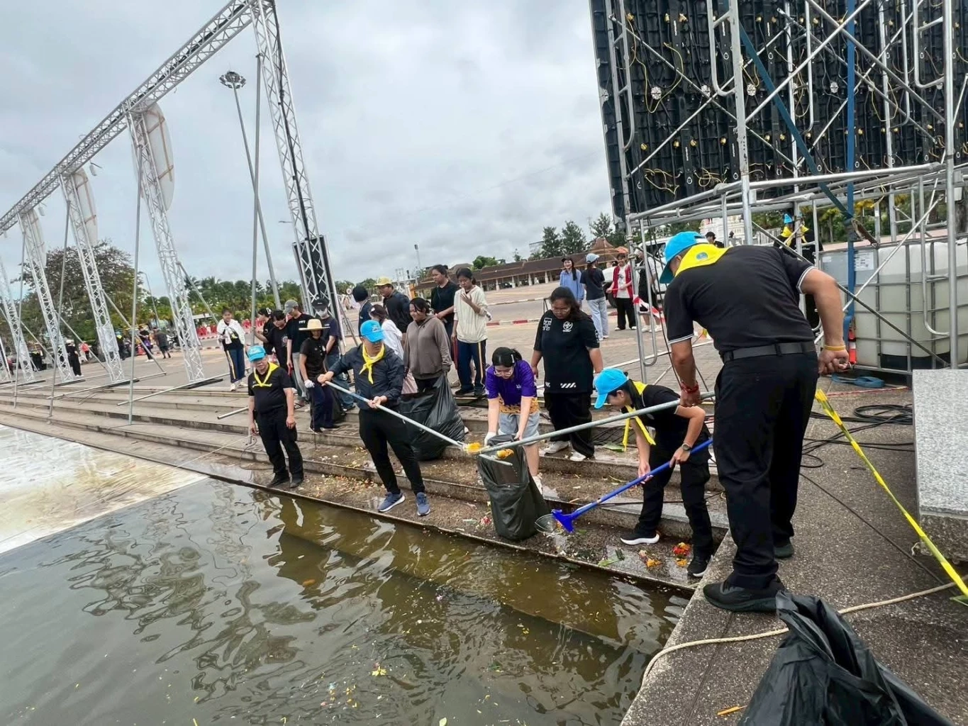 จิตอาสา มหาวิทยาลัยพะเยา-ตำรวจ ช่วยกันเก็บขยะหลังเทศกาลลอยกระทง