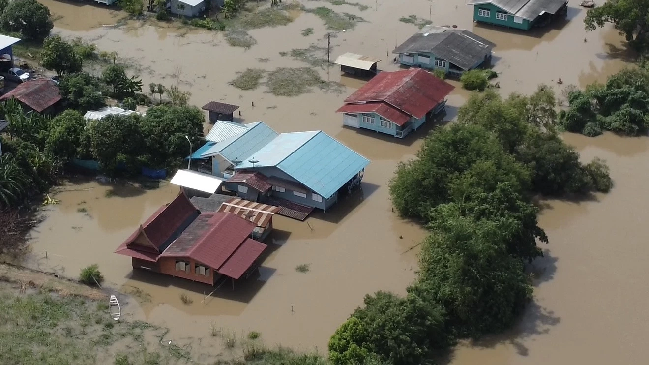 อยุธยา วิกฤต! น้ำท่วม 4 เดือน กระทบ 6 หมื่นกว่าครัวเรือน 11 อำเภอถูกน้ำท่วมสูง