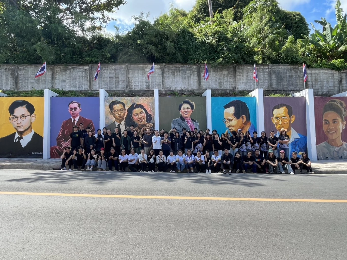 นักศึกษา สาขาวิชาทัศนศิลป์ คณะมนุษย์ศาสตร์ฯ มรภ.รำไพพรรณี ร่วมน้อมรำลึกในพระมหากรุณาธิคุณ