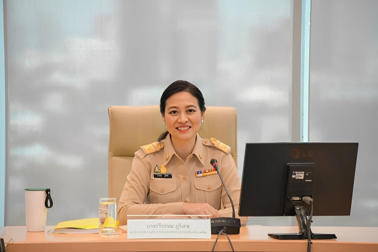 "นางรวีวรรณ ภูริเดช"