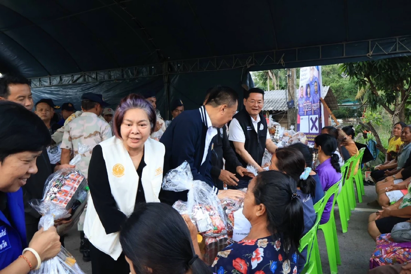 “ดร.นาที-นภินทร” พร้อมคณะ ช่วยฟื้นฟูผู้ประสบภัยน้ำท่วมพัทลุง