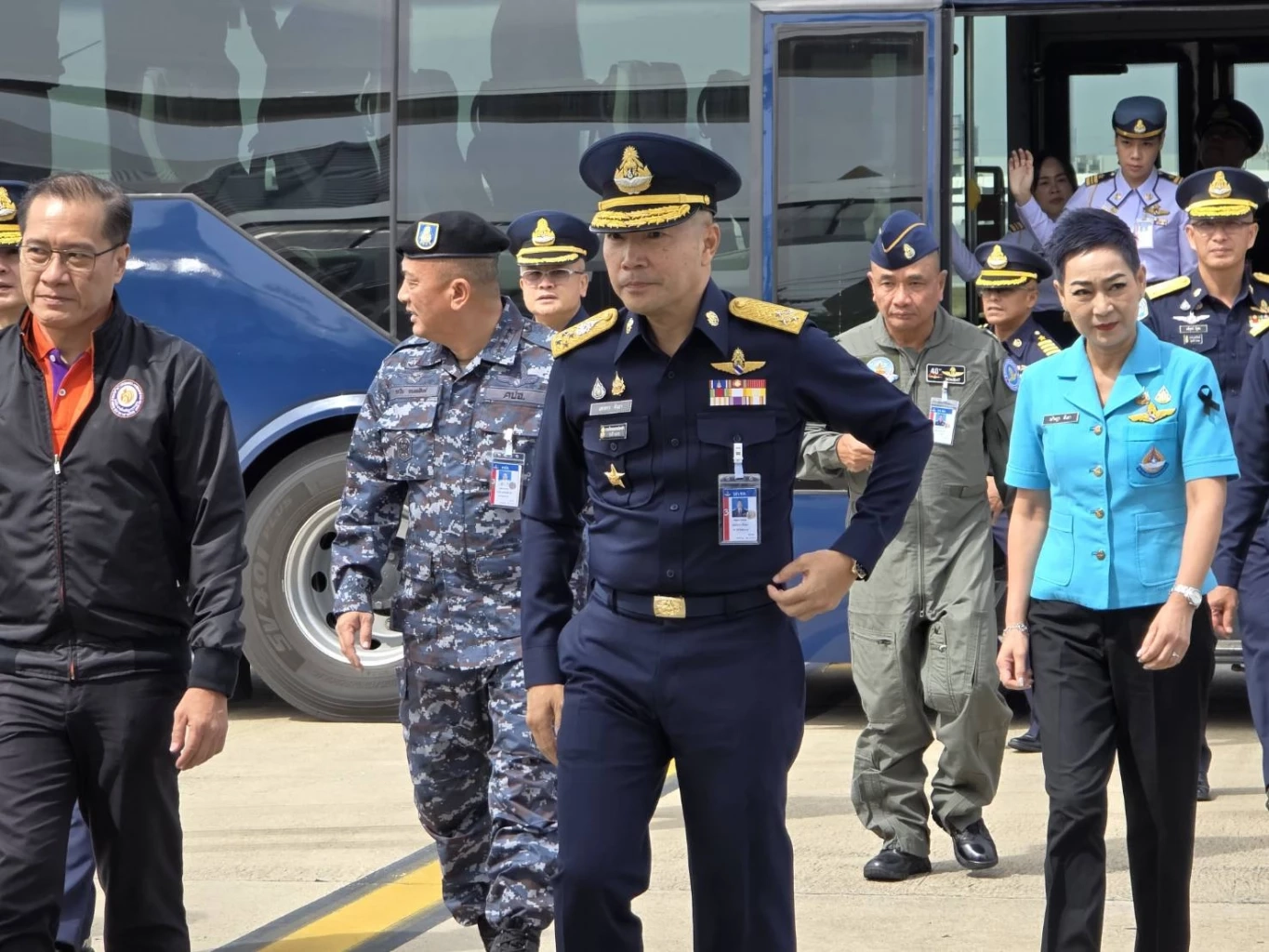 ผบ.ทอ. รับมอบ "อาหาร-สิ่งของอุปโภคบริโภค" จาก "มูลนิธิอาสาเพื่อนพึ่ง (ภาฯ) ยามยาก"