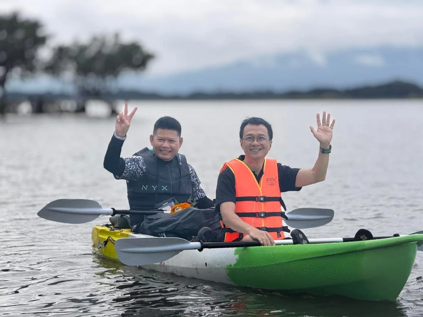 จิตอาสา มหาวิทยาลัยพะเยา-ตำรวจ ช่วยกันเก็บขยะหลังเทศกาลลอยกระทง