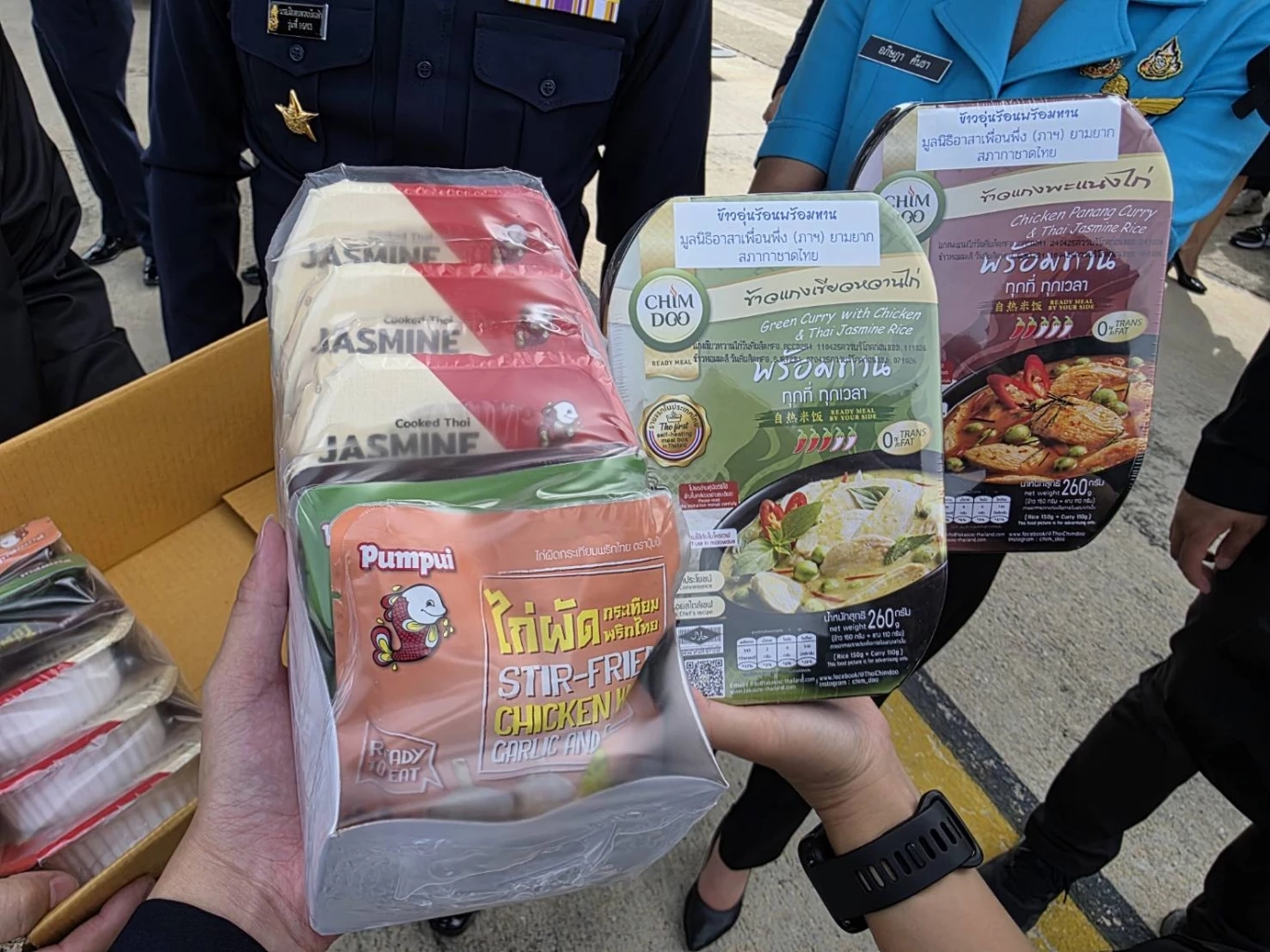 ผบ.ทอ. รับมอบ "อาหาร-สิ่งของอุปโภคบริโภค" จาก "มูลนิธิอาสาเพื่อนพึ่ง (ภาฯ) ยามยาก"