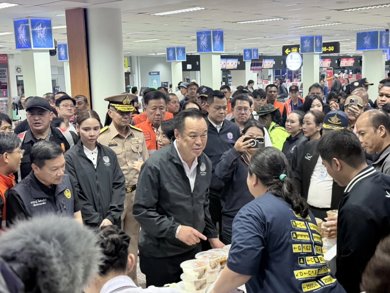 “อนุทิน” ลงพื้นที่ช่วยเหลือผู้ประสบภัยน้ำท่วมหาดใหญ่ วันที่ 2