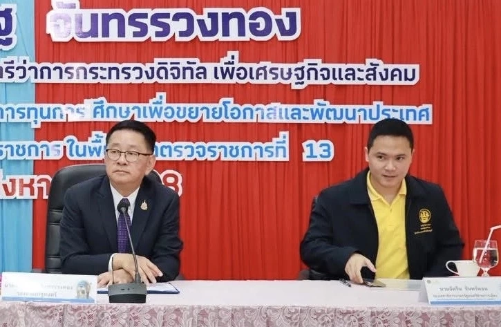 นายฉัตริน จันทร์หอม (คนขวา)