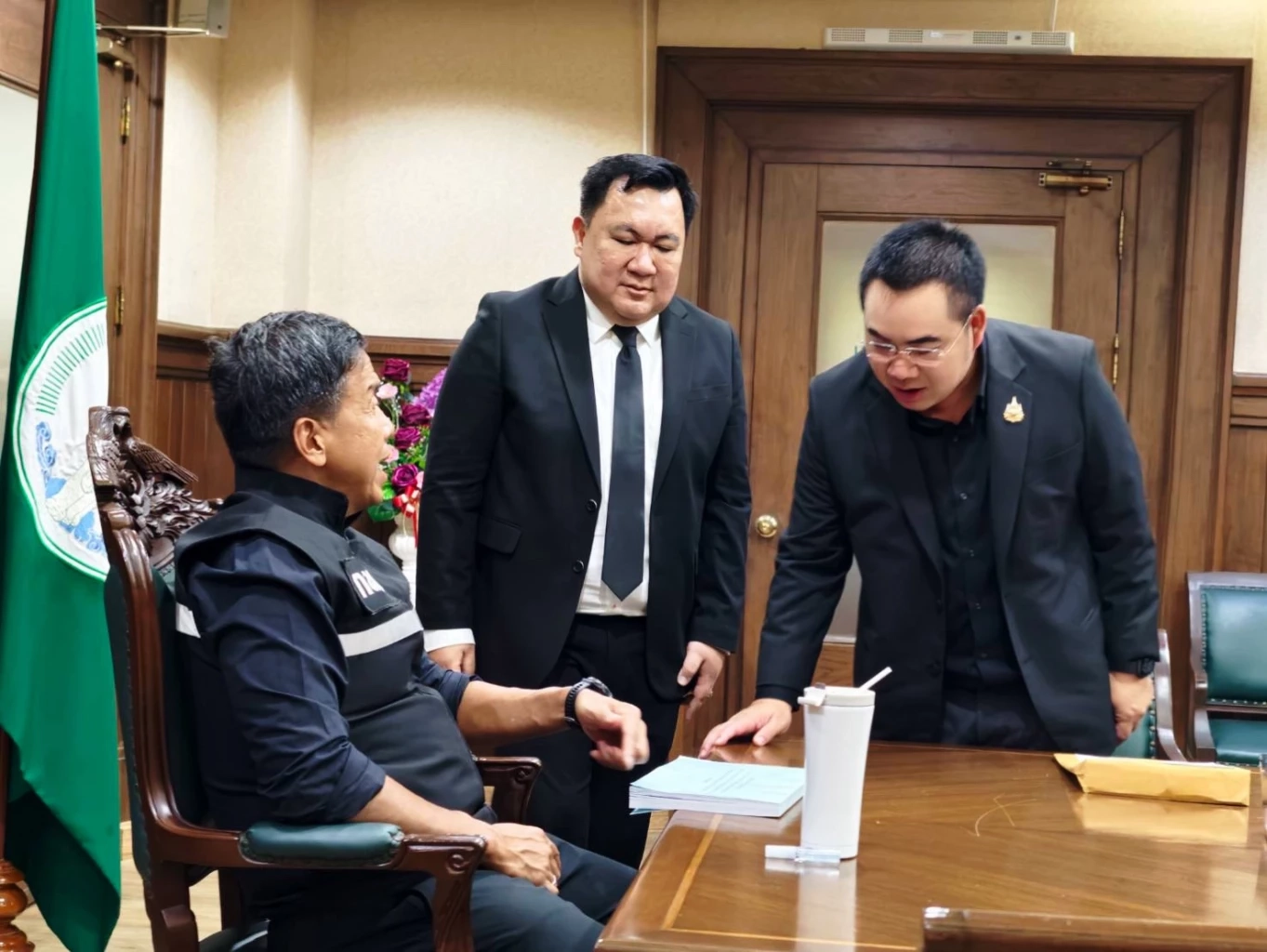 ยื่นหนังสือ ผู้ว่าฯ "ชัชชาติ" ตรวจสอบครูโรงเรียน กทม. ปมถูกร้องลบหลู่ศาสนา