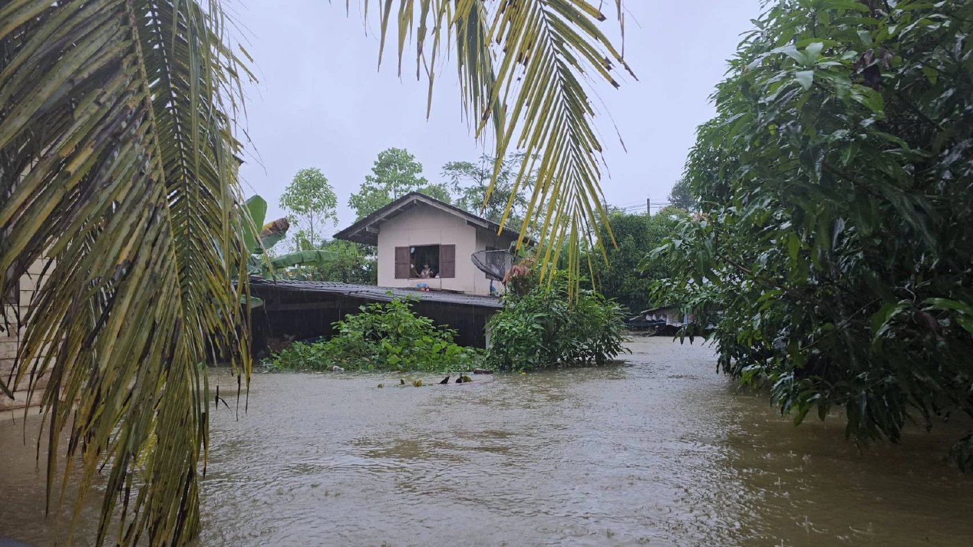 สังเวยน้ำท่วม! นราธิวาสพบผู้เสียชีวิต 1 ราย ทหารลุยน้ำเชี่ยวช่วยชาวลำภู หลังน้ำป่าหลาก