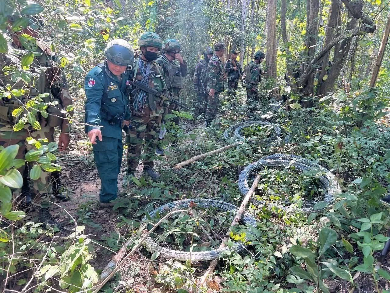 แฉ "ทหารกัมพูชา" ขโมย "ลวดหนามไทย" ออกจากพื้นที่ชายแดน บริเวณช่องระยี–ช่องเปรอ