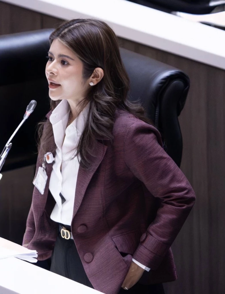 "ลิซ่า" ท้าวัดใจคนใต้-คนพัทลุง เลือกการเมืองสีไหน? หลังบ้านใหญ่โดดซบ "กล้าธรรม"