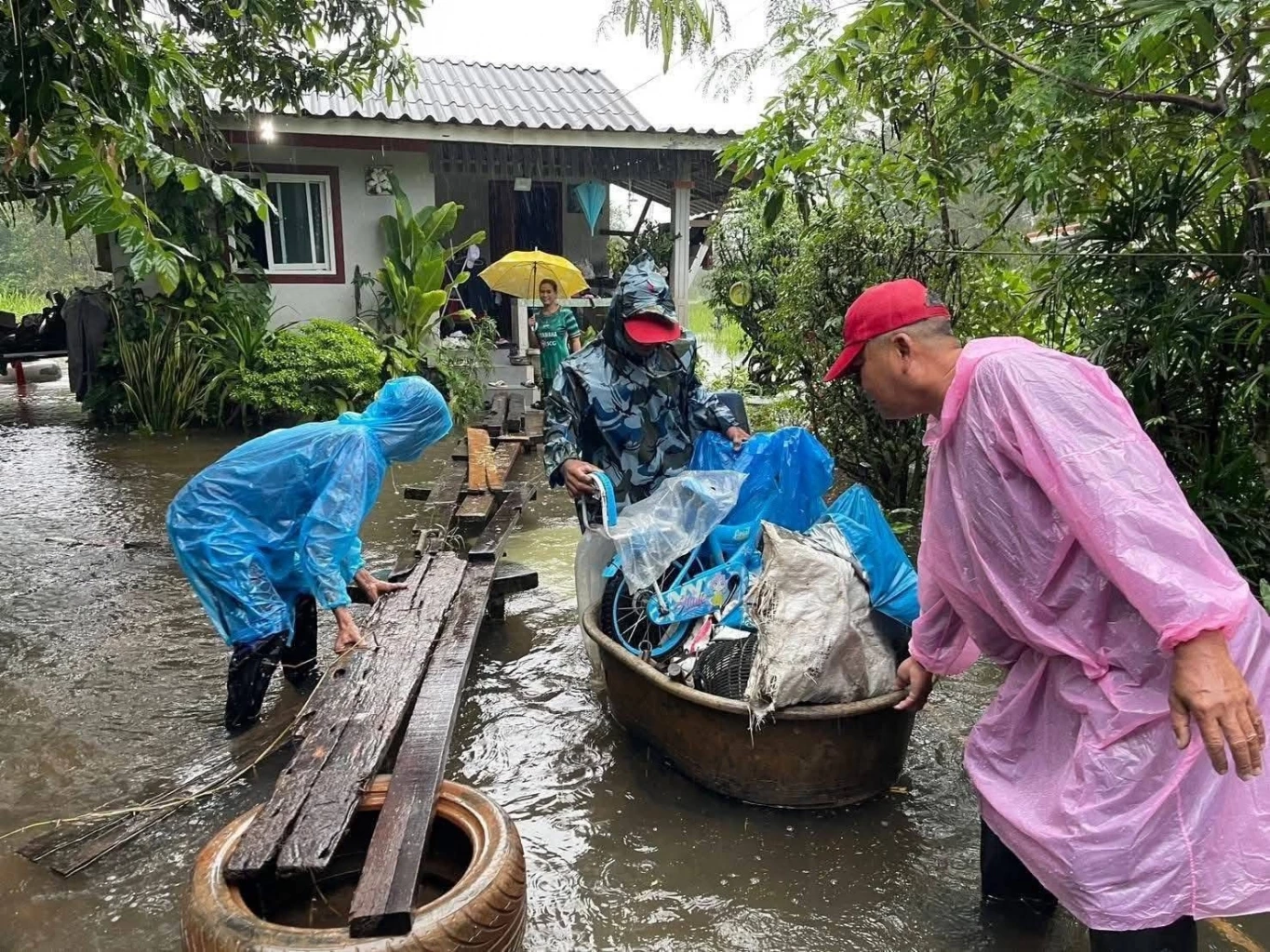"สุชาติ" สั่งด่วน! ฮ.ทส.–กรมอุทยานฯ ระดมช่วยน้ำท่วม คน-สัตว์ -ผู้ป่วยฉุกเฉิน