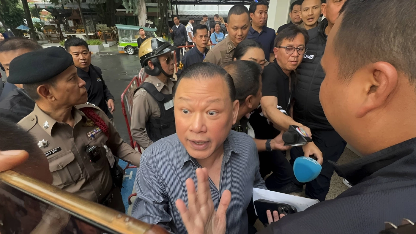 เปิดคลิป! ตำรวจยกพลบุกจับ "สันธนะ" คาโรงแรมหรู กลางกรุง คุมตัวสอบสวน