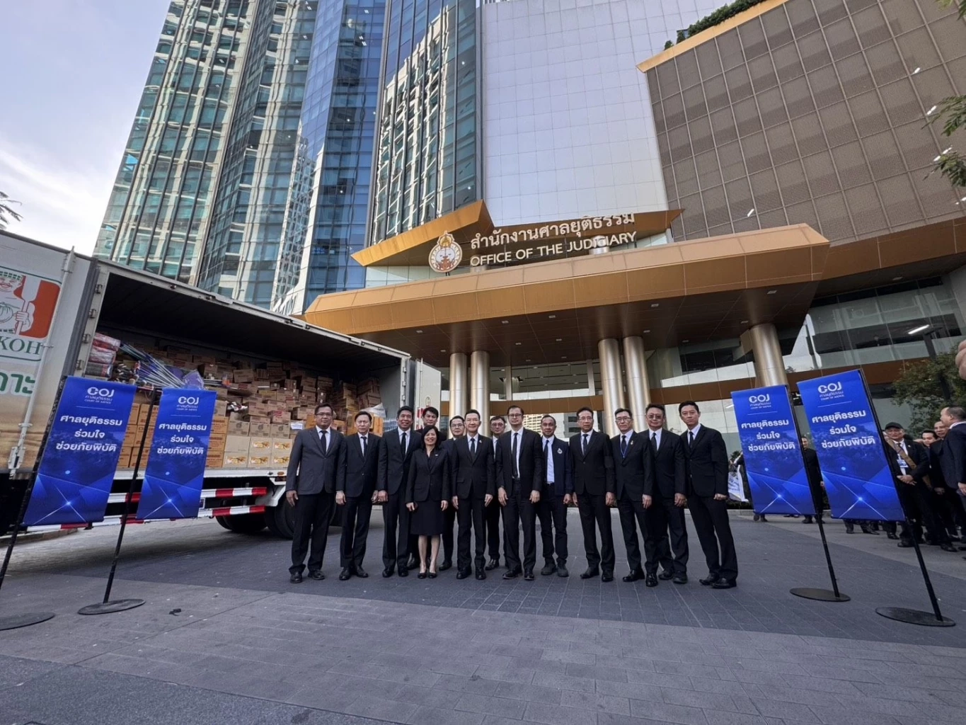 ปธ.ศาลฎีกาปล่อยคาราวาน ขนเสบียงส่งช่วยประชาชนประสบภัยน้ำท่วม